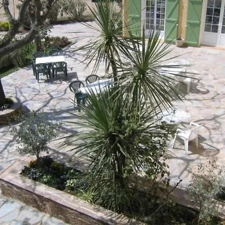 Отель Les Oliviers Люссиана